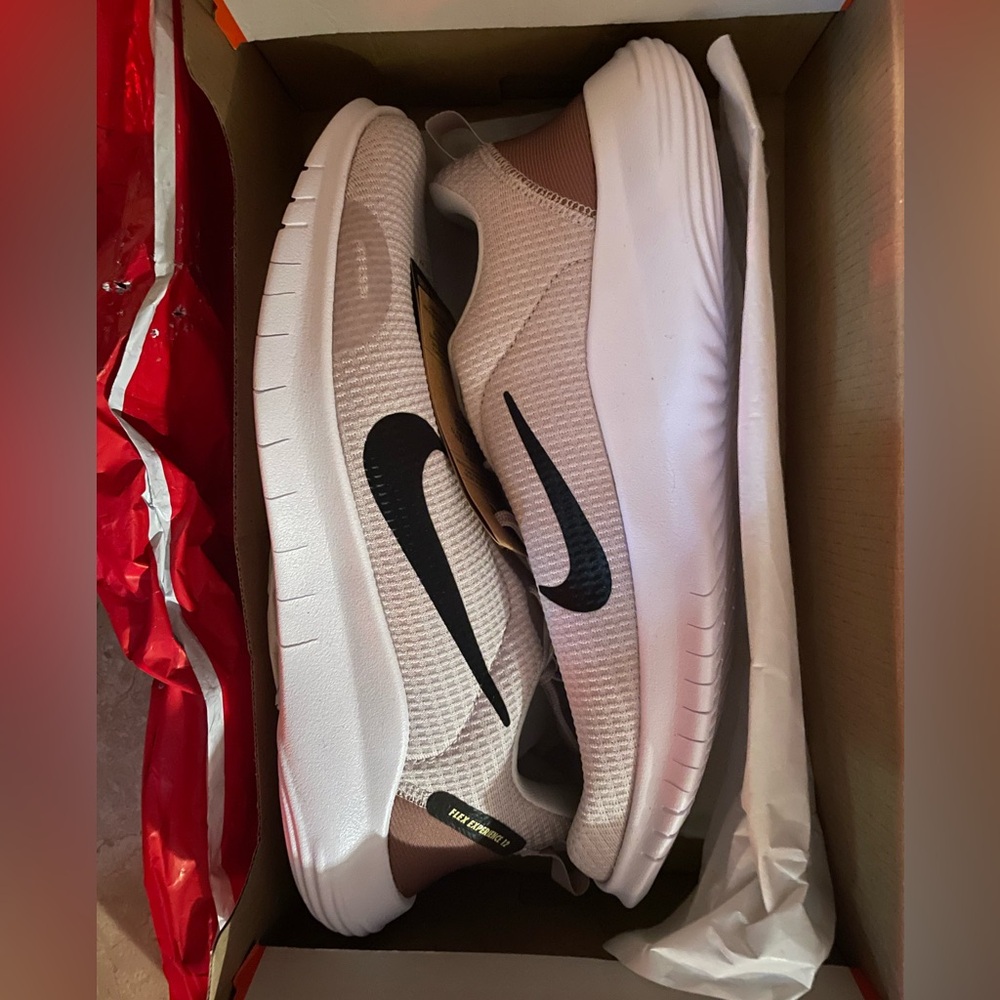 Women’s Nike Flex Experience 12 size 10